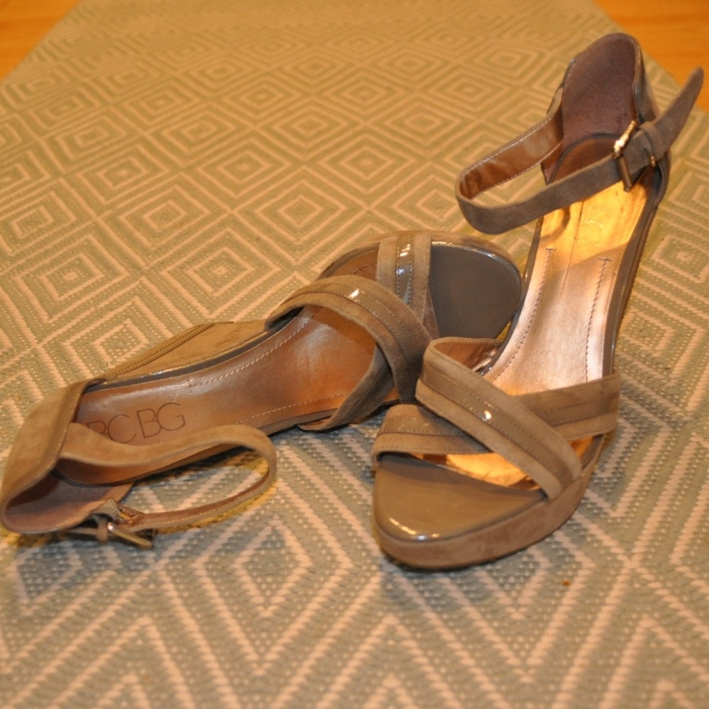 BCBG taupe suede and patent leather strappy wedges