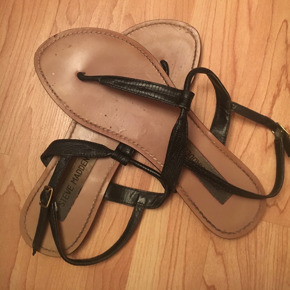 Steve Madden black snake print thong in a size 6