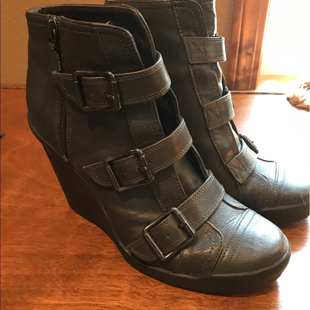 Barely used Vera wang boots.