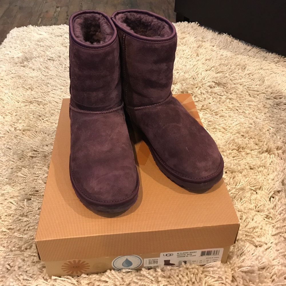 *SOLD* Classic short UGG with crystal bow
