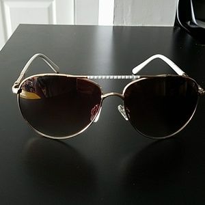 Jessica Simpson Aviator style shades