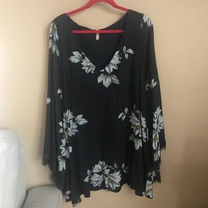 FREE PEOPLE BELL SLEEVE  FLORAL DRESS SIZE MEDIUM