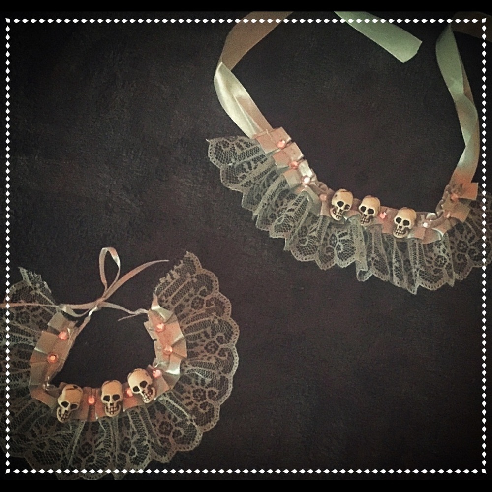 SKULL & LACE CHOKER & WRISTLET!