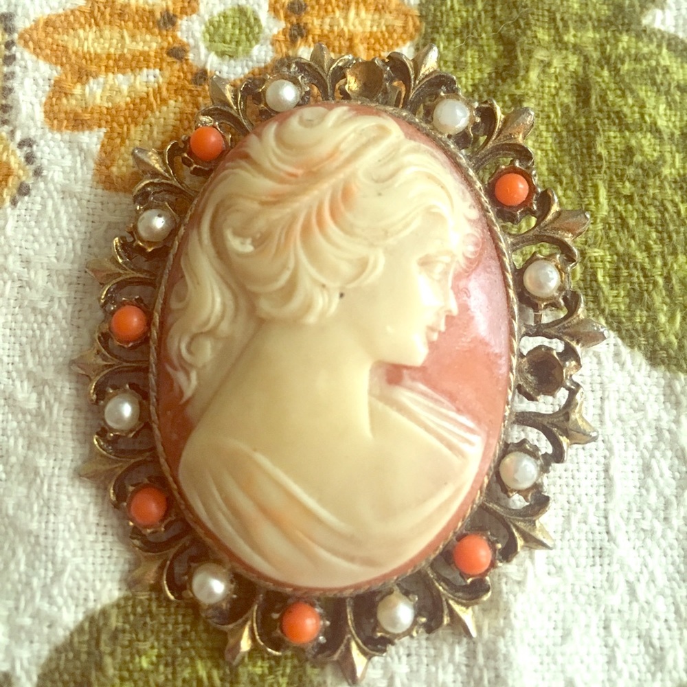 VINTAGE CAMEO BROOCH / PENDANT