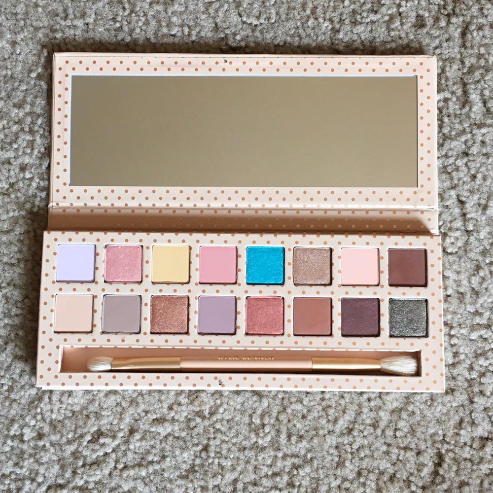 Kylie Take Me on Vacation Eyeshadow Palette