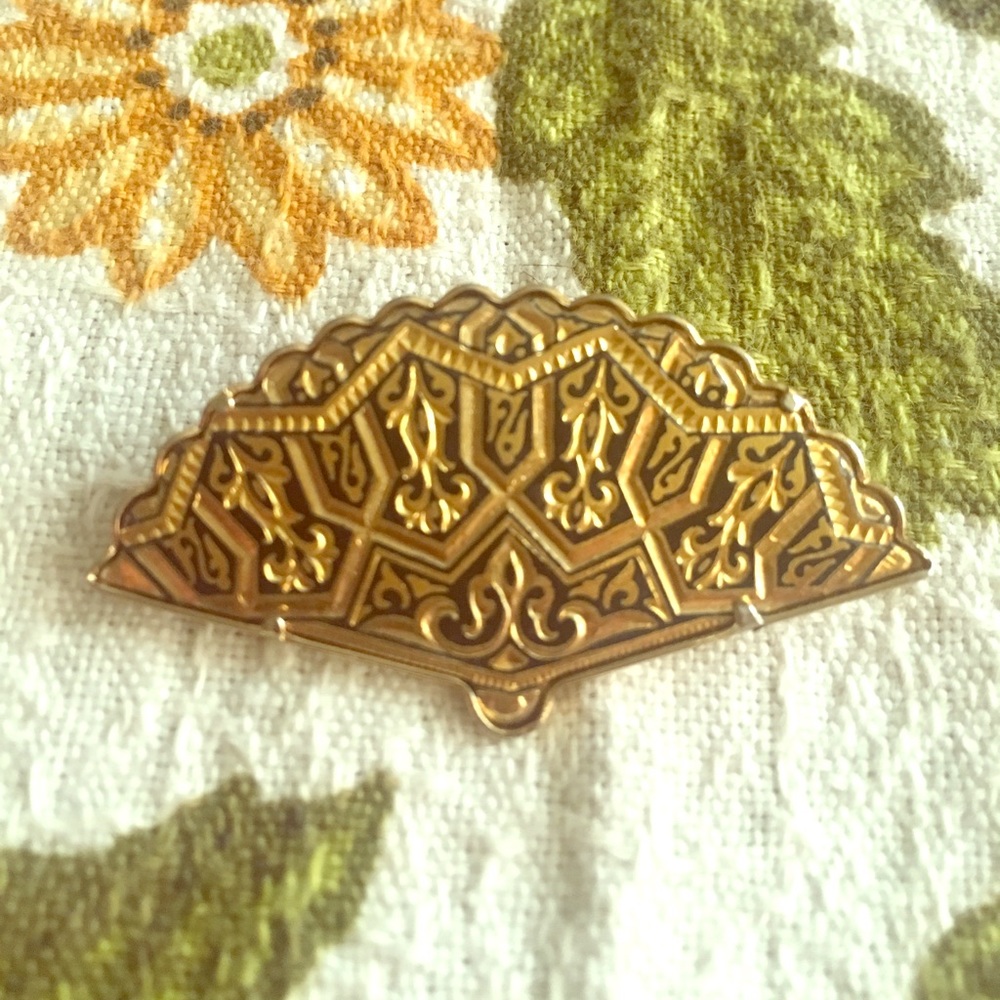 VINTAGE GOLD PLATED FAN BROOCH