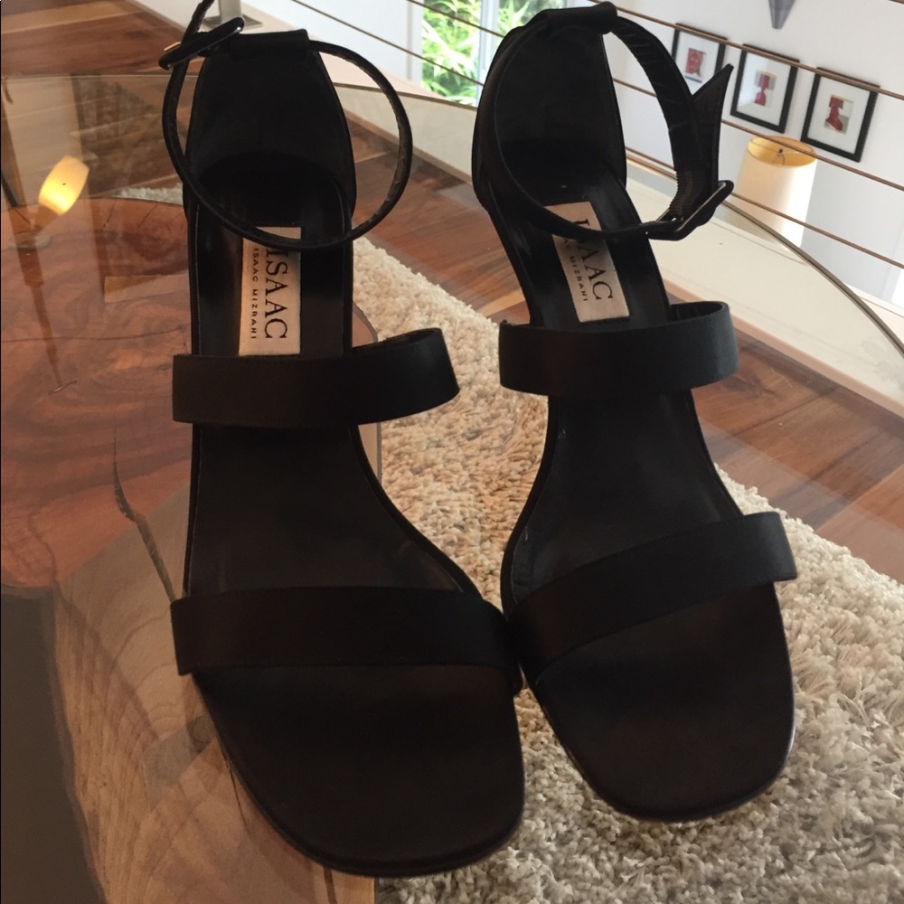 Isaac Mizrahi blk satin & leather ankle strap heel