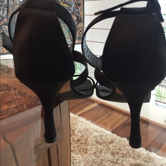 Isaac Mizrahi blk satin & leather ankle strap heel - Picture 8 of 8