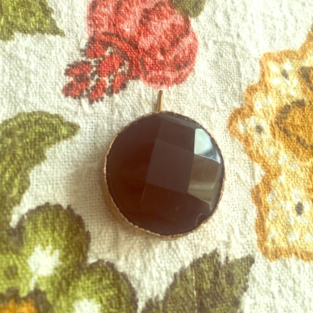 BINTAGE BLACK AND GOLD PENDANT