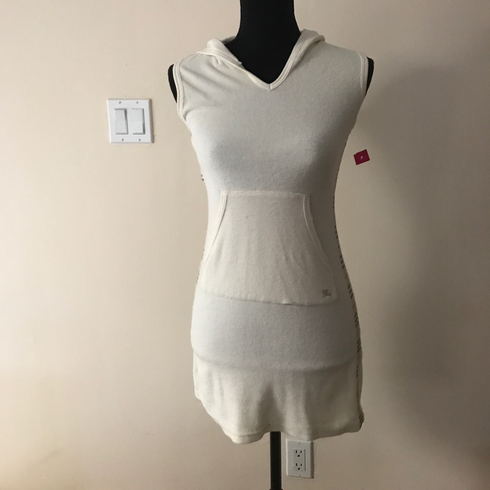 Burberry size SMALL top.