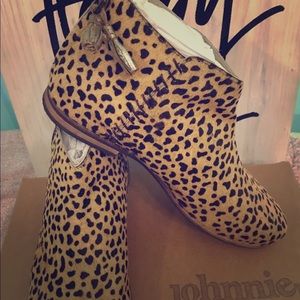 Johnny B Boden Cheetah print Ankle Boots Sz 7.5 38