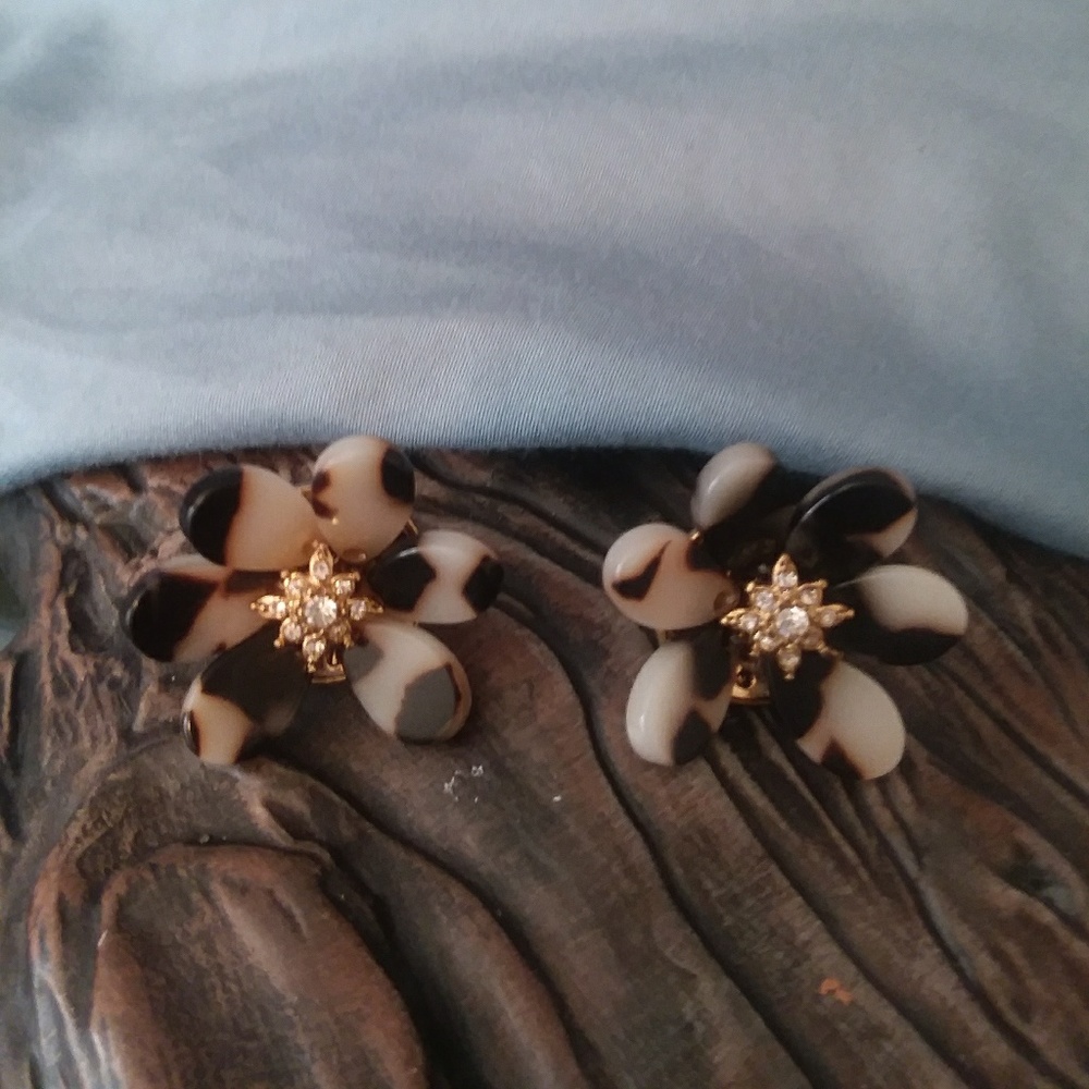 Modcloth black white tortoiseshell flower earrings