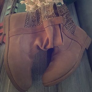 NWT Toms Tan Suede Youth Aztec Slouch Boots Sz 6