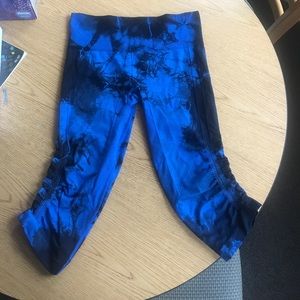 Lululemon in the flow crop blue tie dye size 4