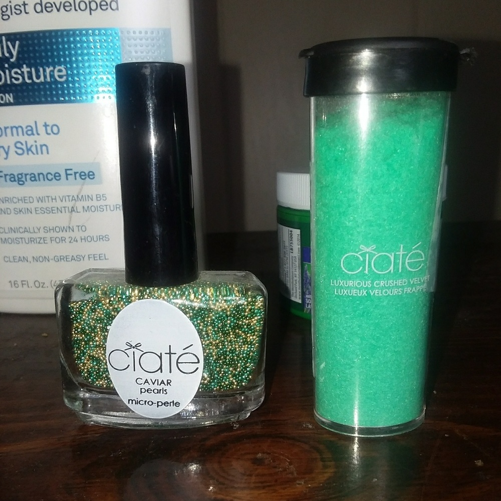 xxxBUNDLEDxxxCiate velvet nail kit in Ball Gown