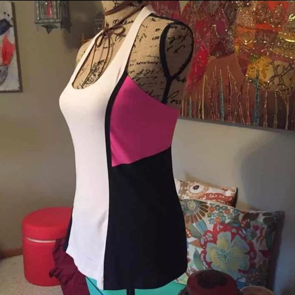 Lululemon (4) Razorback - Picture 2 of 3