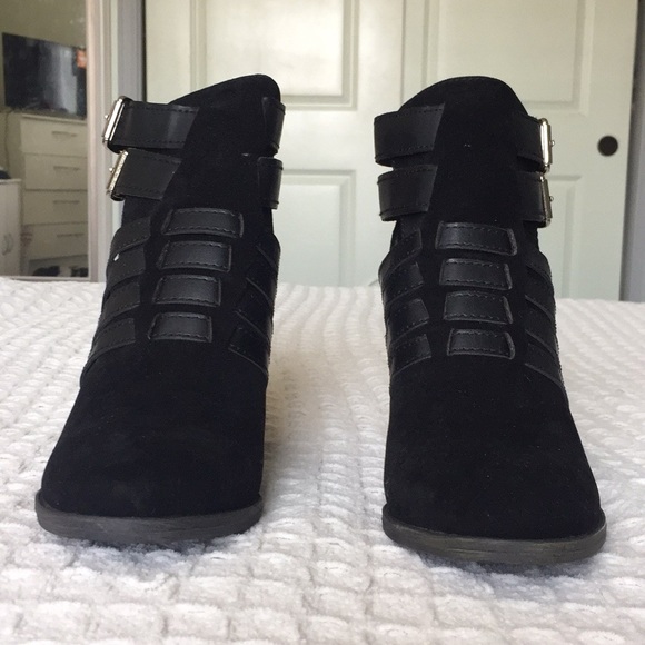 🆕✨🔴LAST PAIR🔴Black Suede Ankle booties Size 7 - Picture 2 of 7