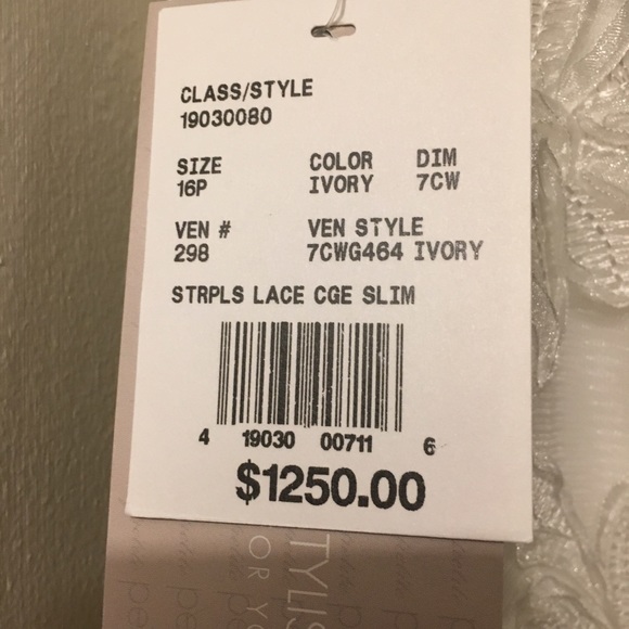 Oleg Cassini wedding gown with sash and sleeves - Picture 4 of 8