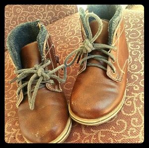 Caramel brown lace up toddler boots.