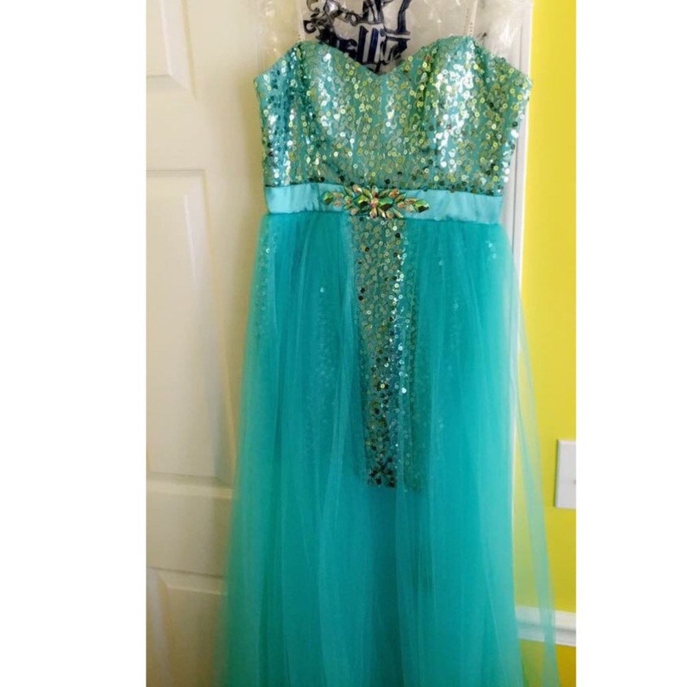 Prom or party! Great high low cocktail dress!