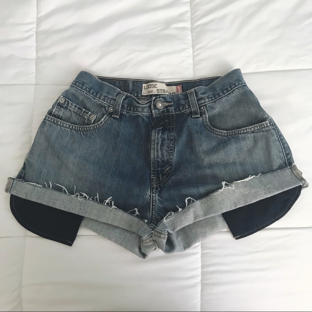 Cute grunge Levi’s High Waisted Denim shorts - Picture 2 of 6