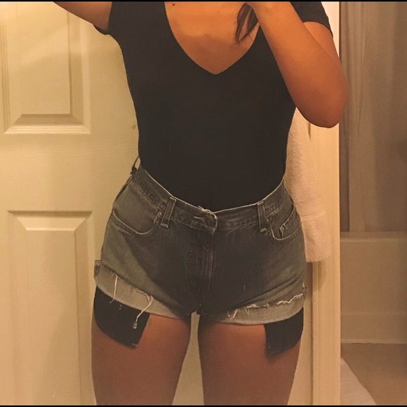 Cute grunge Levi’s High Waisted Denim shorts - Picture 5 of 6