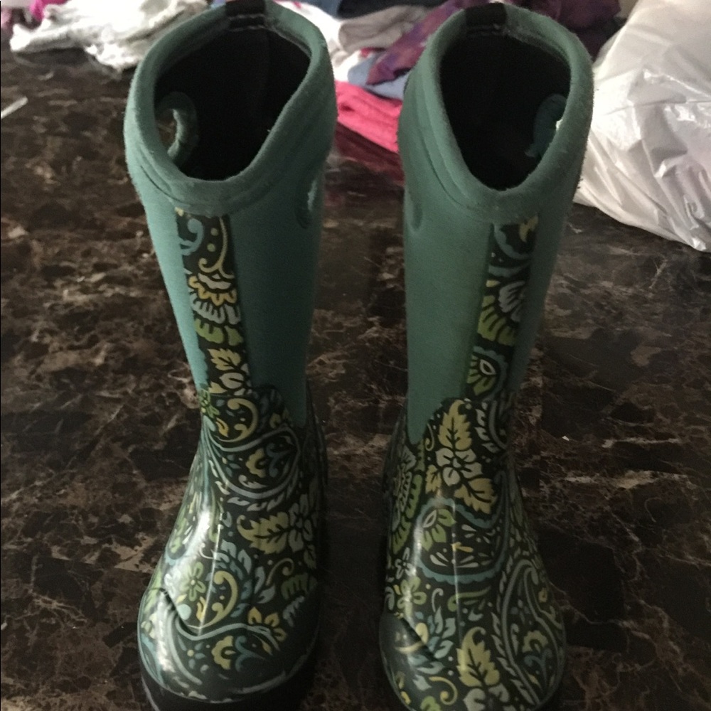 Girls Bogs Boots Youth 13. Barely used.