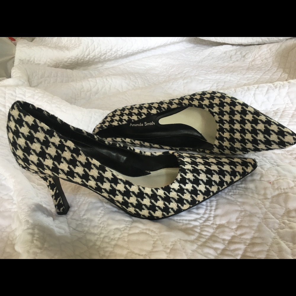 Amanda Smith houndstooth pumps.