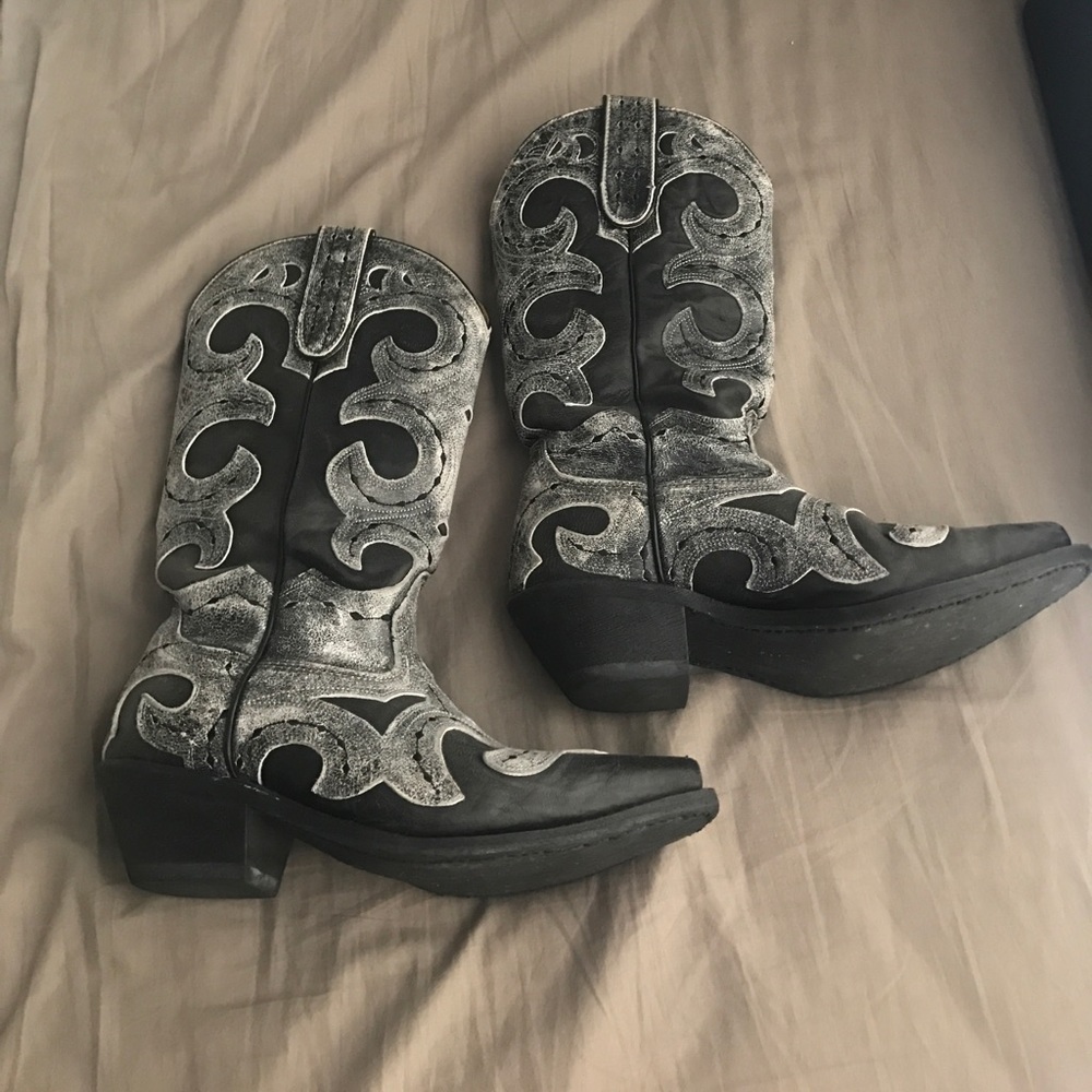 Black cowgirl boots.