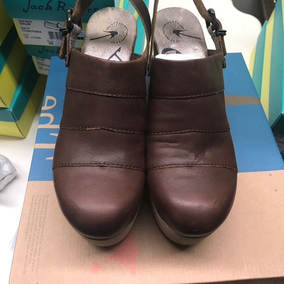 Journey clog by OTBT in Acorn color - Picture 2 of 2