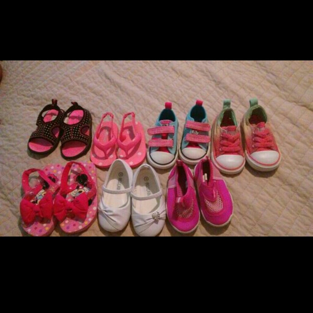 Girl shoes sizes vary from 3 and 4