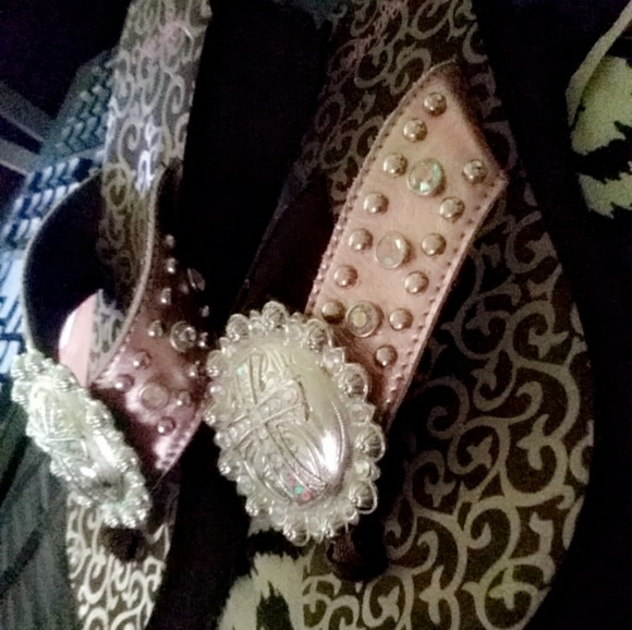 Cute (Like new) cross, jeweled platform flip flops - Picture 3 of 3