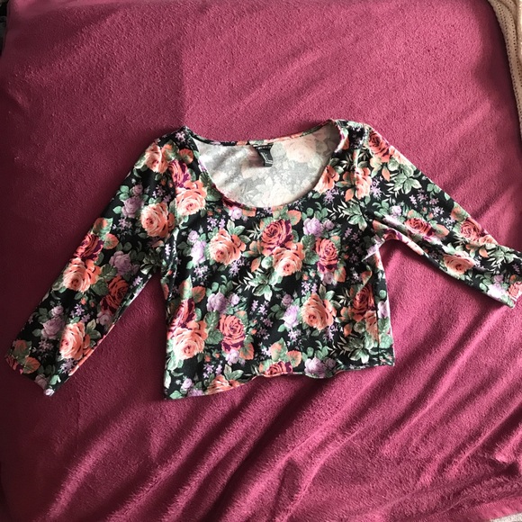 Floral quarter length crop top. - Picture 1 of 3