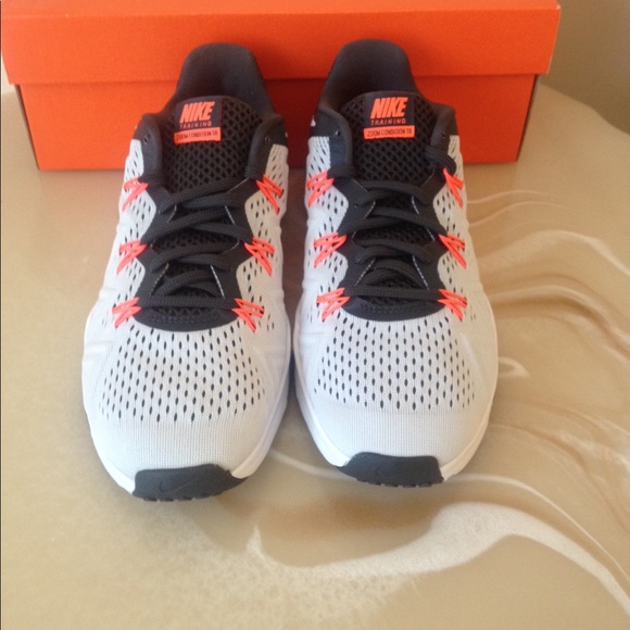 NWT women's NIKE shoes - Picture 4 of 8