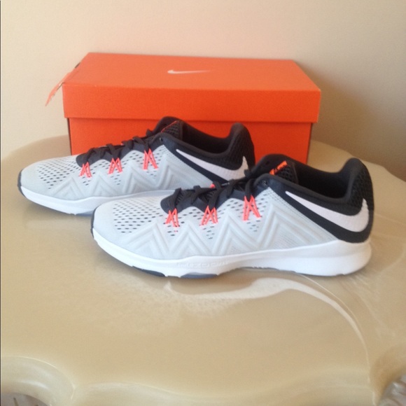 NWT women's NIKE shoes - Picture 5 of 8