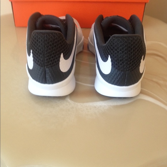 NWT women's NIKE shoes - Picture 6 of 8