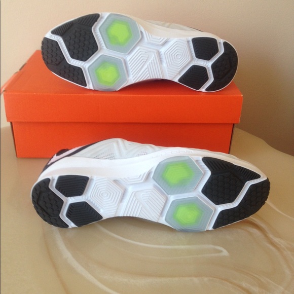 NWT women's NIKE shoes - Picture 2 of 8