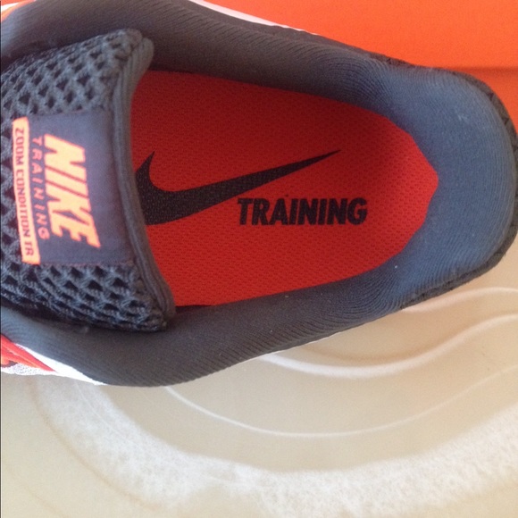 NWT women's NIKE shoes - Picture 7 of 8