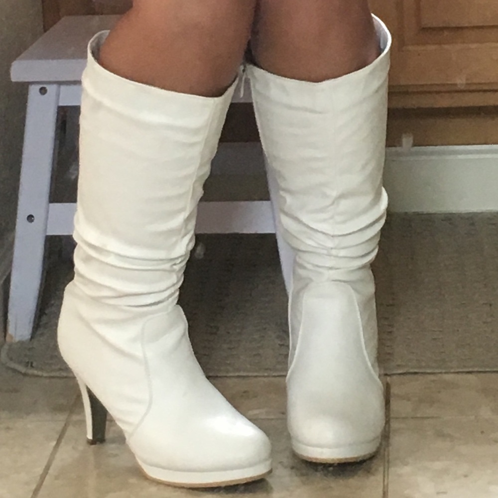 ✨BRAND NEW✨ WHITE PLEATHER GOGO BOOTS
