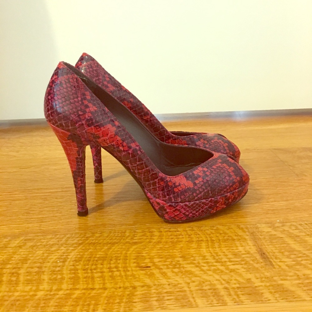 Gorgeous leather Stuart Weitzman peep-toe pumps!