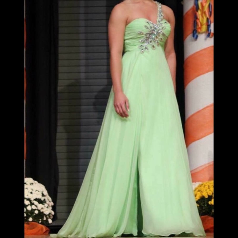 Beautiful pageant dress worn twice!