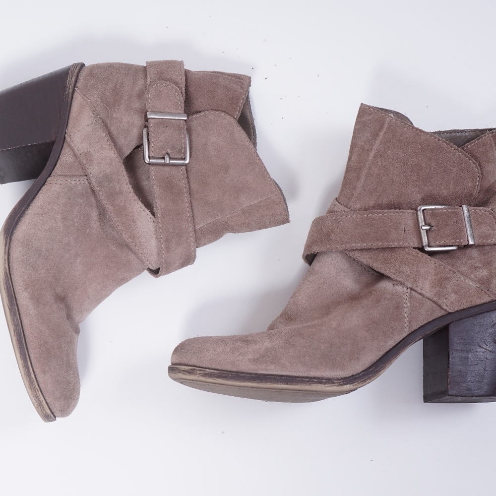 BCBGeneration Aries ankle booties size 7.5 smoke