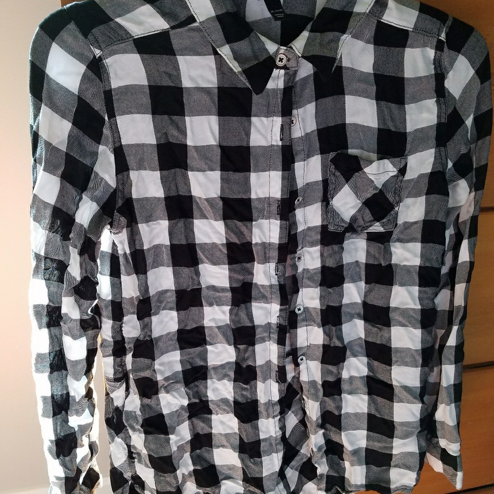 Target girls size XL black and white shirt