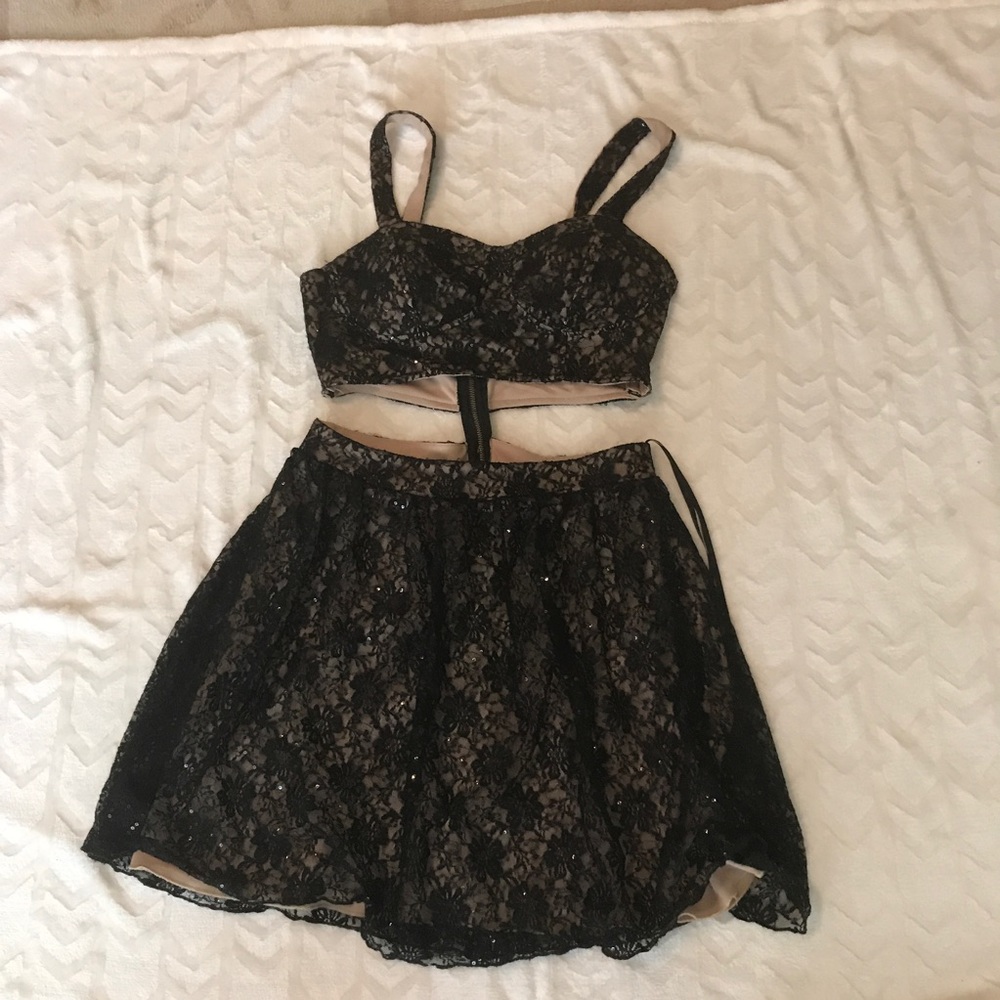 ⬇️Black open midriff lace dress