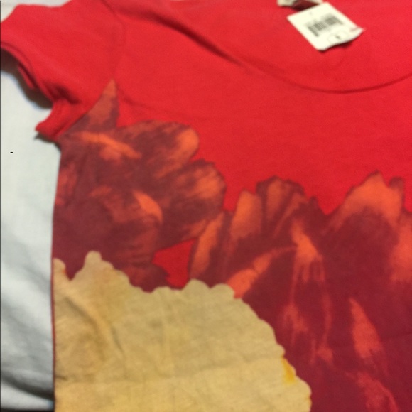 Lucky Brand S Red Floral T-Shirt - Picture 3 of 4