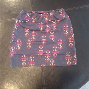 Small grey mini skirt with tribal print