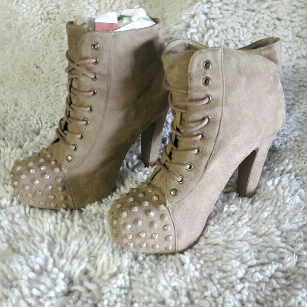 🚨SOLD🚨Tan Bootiesw/studs