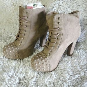 🚨SOLD🚨Tan Bootiesw/studs