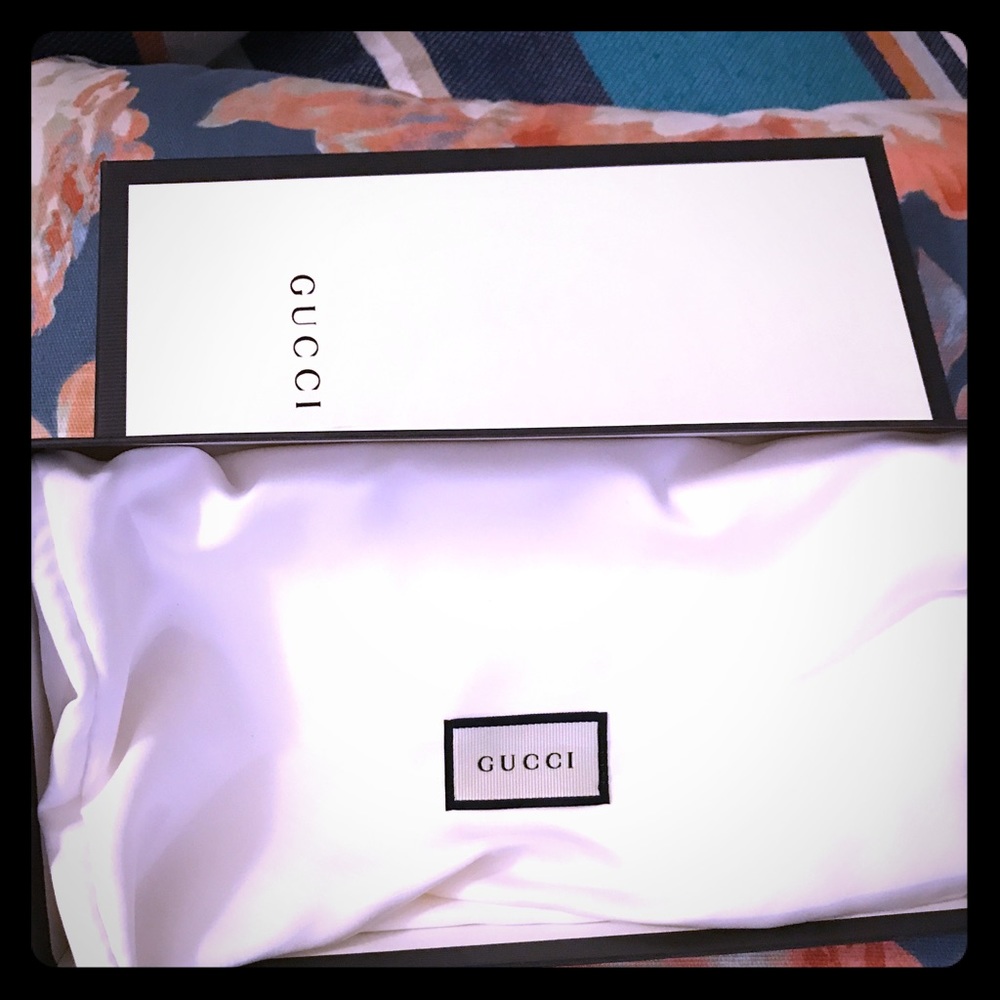 🛍💄Authentic Gucci wallet box & silky dustbag!🌺