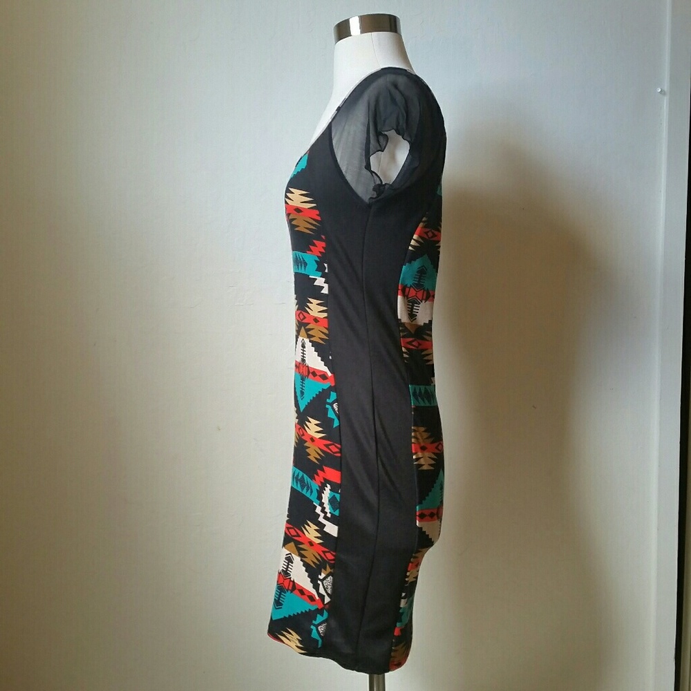 Tribal dress with mesh sleeves - Picture 5 of 7